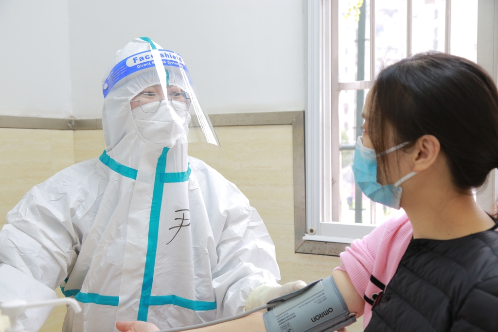 尹玉婷（左）在发热门诊已连续工作10余天。重庆沙坪坝人民医院供图 华龙网-新重庆客户端 发