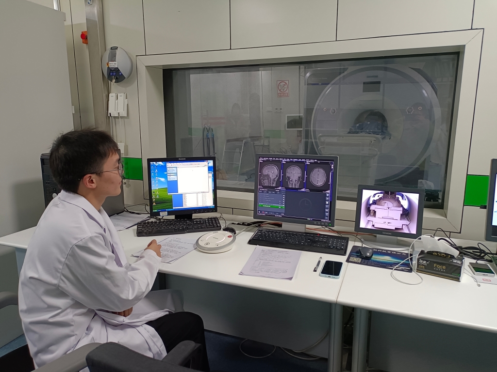 fMRI扫描的场景。受访单位供图 华龙网-新重庆客户端发