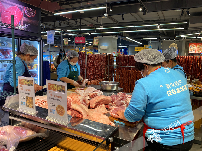盒马重庆南湖店的工作人员正在对五花肉进行腌制。华龙网-新重庆客户端记者  刘钊 摄 