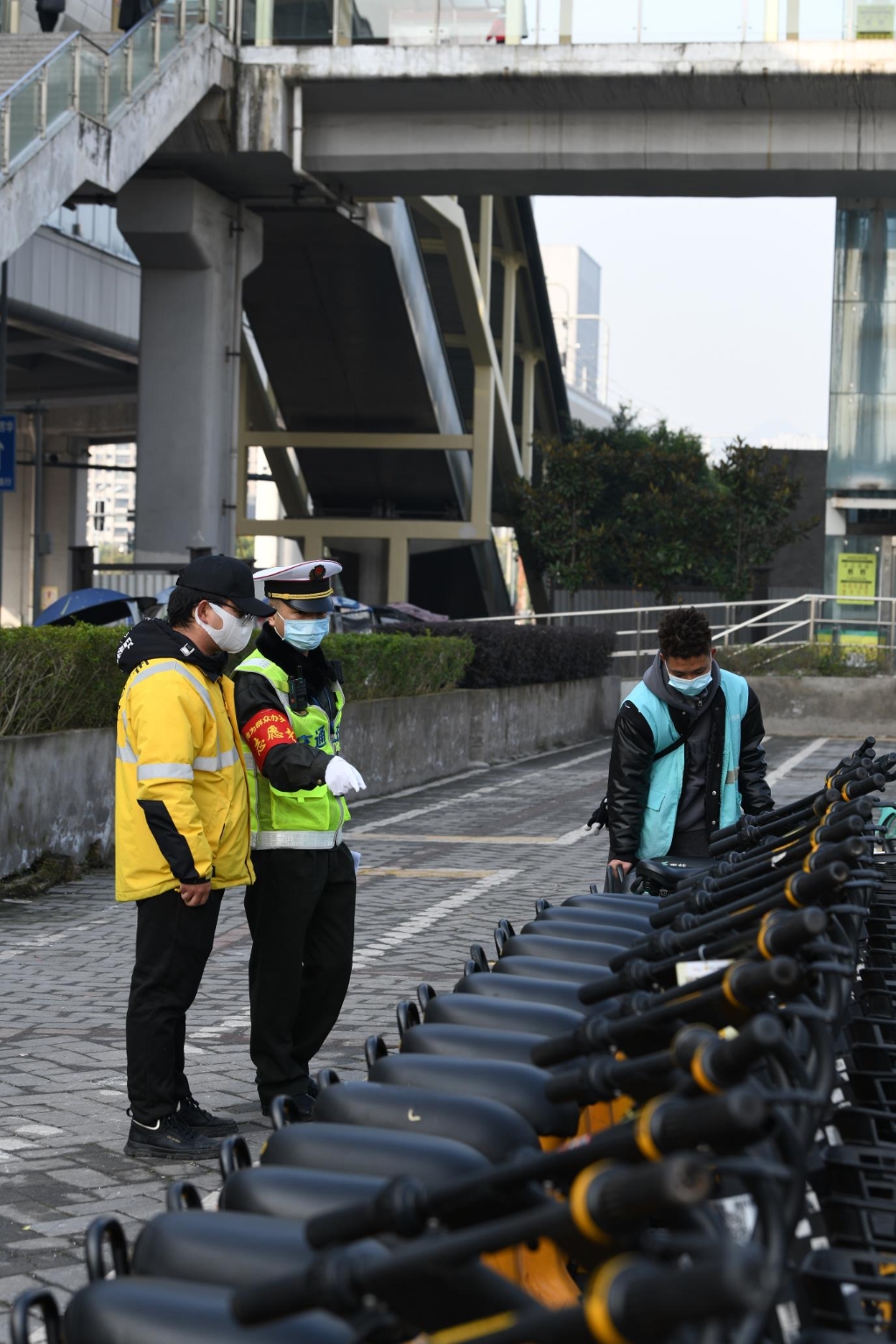 执法队员在轨道站出入口检查共享单车是否规范停车。重庆交通执法部门供图 华龙网-新重庆客户端发