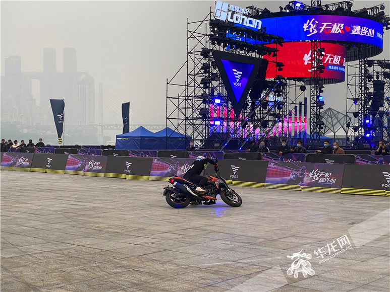 摩托车特技表演现场。 华龙网-新重庆客户端记者 刘钊 摄