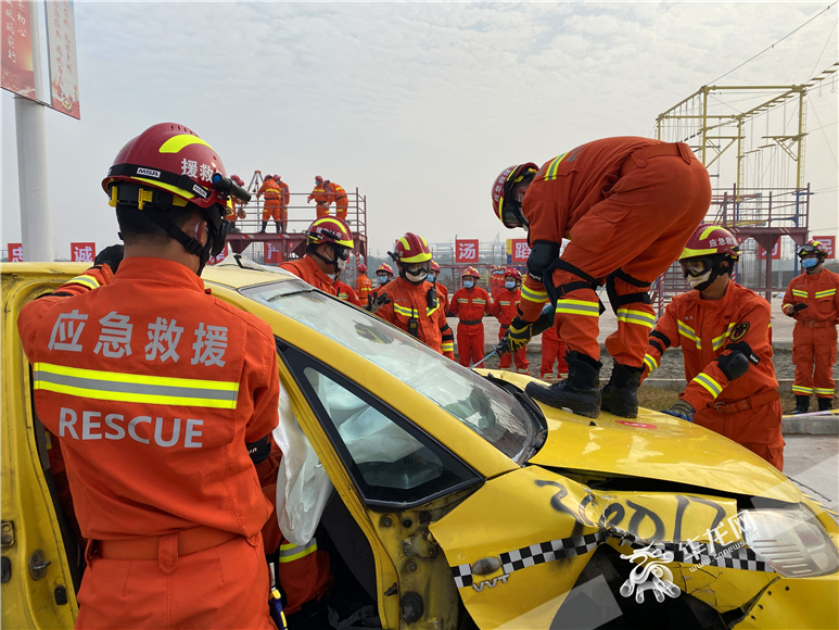 车辆破折救援训练现场。华龙网-新重庆客户端记者 刘钊 摄