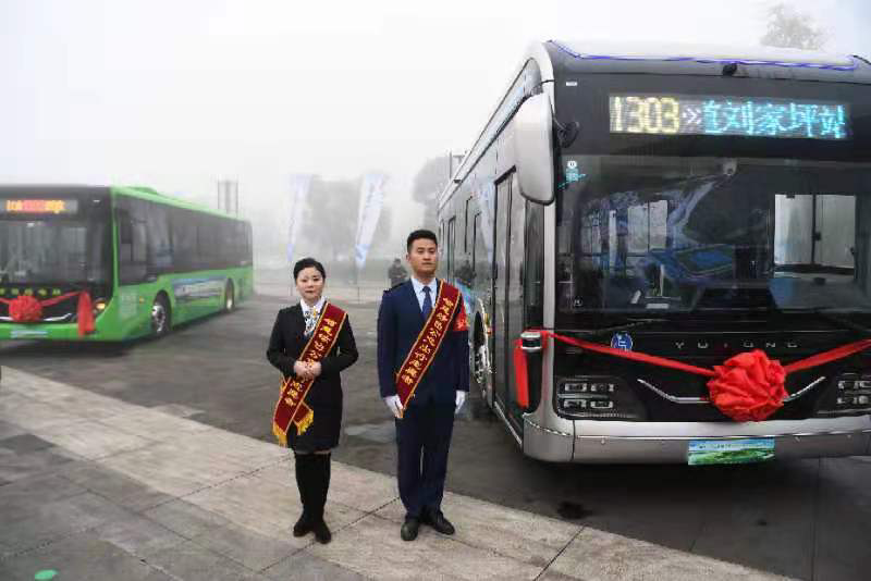 未来将投放公交运力48台，增加运营984班次。通讯员 郭旭摄