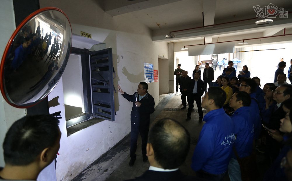 记者们来到九龙坡区万象城某地下车库，人防建设工程师正在为大家讲解排风扩散室的作用。