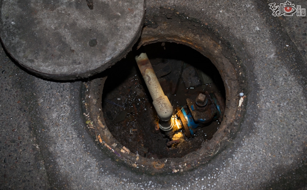 深埋于地下的自来水管网，如城市的神经和血管。这些管网也有衰老“生病”的时候，一旦水管出现裂痕，不仅会造成水资源浪费，还会造成区域性水压降低，甚至导致安全事故，影响市民的生产生活。测漏员就是通过听声辨位，及时找出地下管网中的漏点。
