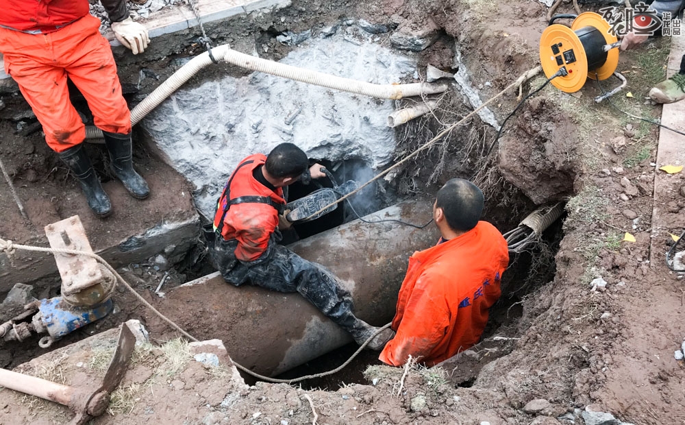 2017年12月11日，南岸区长江大桥下方主水管出现漏点，工人们在进行抢修作业。他们日夜颠倒辛勤工作，就是为了当好城市供水管道“听诊者”，为用户稳定好水压，保护好水资源。