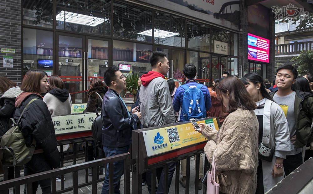 索道是重庆的一张亮丽名片，慕名而来的游客总是排起长长的队伍，购票乘坐。如今，索道扫码就能秒通关，连马化腾都来亲自扫码示范。
