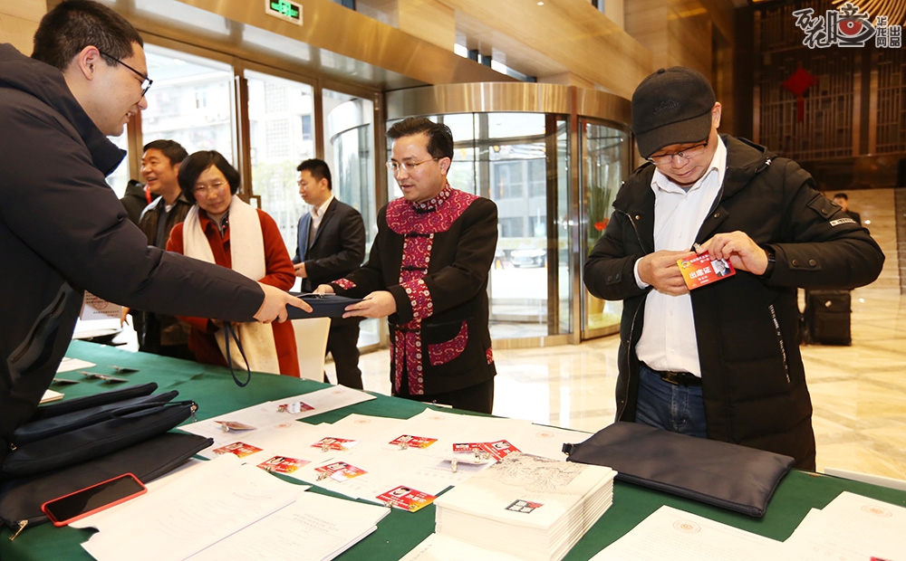1月23日，出席重庆市政协五届一次会议的政协委员们陆续前往驻地报到。接过资料，别上证件，政协委员们开始步入“两会时间”。