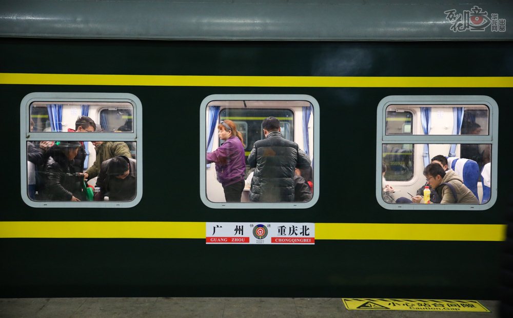 冬夜，23点多，你可能早已躺在温暖的被窝，准备进入梦乡。还有不少人此时才踏上回家的路，在重庆北站，由此始发前往广州的K358次列车将带着他们返回家乡。