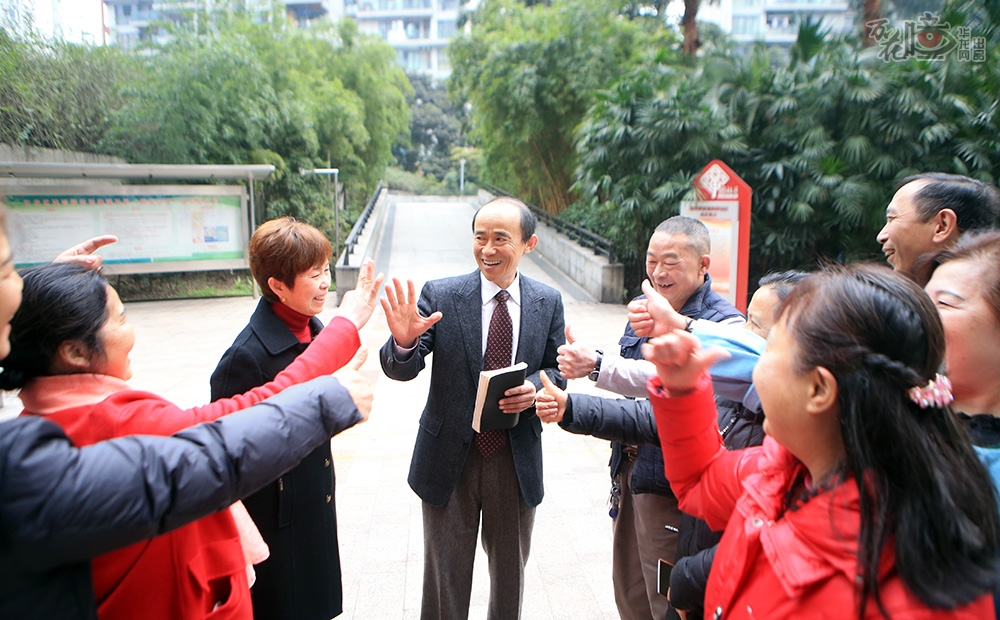 当选全国人大代表，到北京开会之前，老马走访了街道多个社区，了解倾听群众呼声。他说，他要把基层好声音带到北京，比如群众矛盾得到解决，十九大精神在基层得到落实之类的好声音。