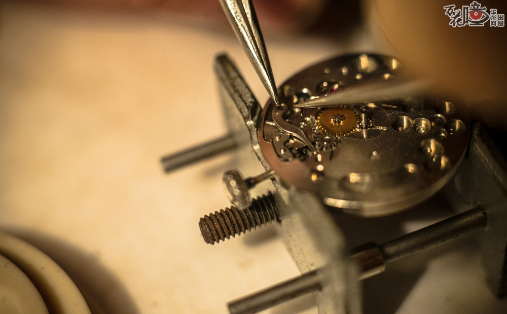 修理钟表最难的不是维修的过程，而是调试，最基本的手表每个都有153个零件，最小的零件直径和头发丝差不多，约0.06毫米，都需要一个一个装好再一个一个检查调试，如果当中出现问题需要重新拆卸开再调整、安装。他说修过最久的一个钟断断续续用了一年半时间。