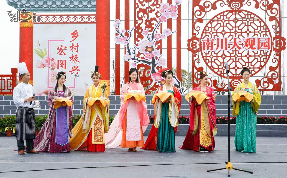 在节目录制过程中，当选推广大使的12位美女身着中国传统服装，上台为全国的观众推介南川美食。虽然当天下起了小雨，但是美食、美景、美女三者合一，把现场的气氛推向了高潮。