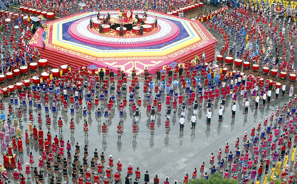 花山节，又叫“跳场”、 “跳花”、 “耍花山”、或“踩花山”，是苗族人民的传统佳节，源于青年男女的求爱活动。