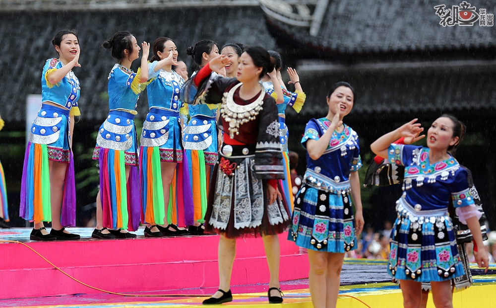 对于美丽的苗族姑娘们来说，舞姿、歌喉，缺一不少。在今年采花山节现场，“娇阿依”们用一曲曲抒情绵长，抑扬顿挫的，令无数观众折服。