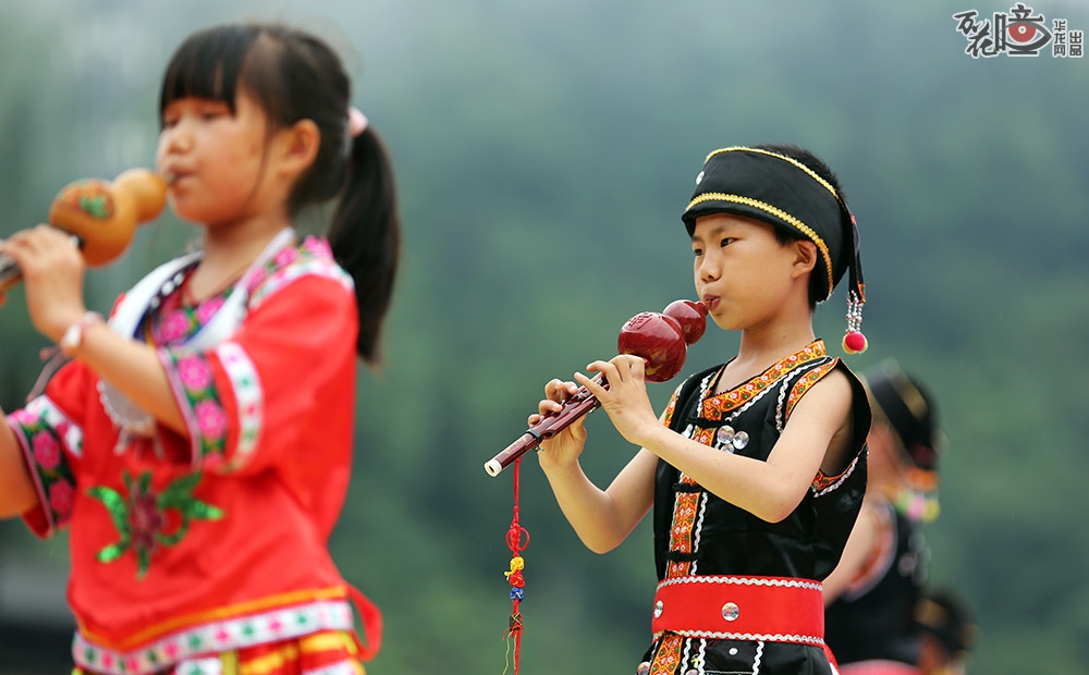 对于他们来说，这不仅仅是一次表演活动，采花山节背后承载着更多的是自己所属民族的独特文化与自豪一面。