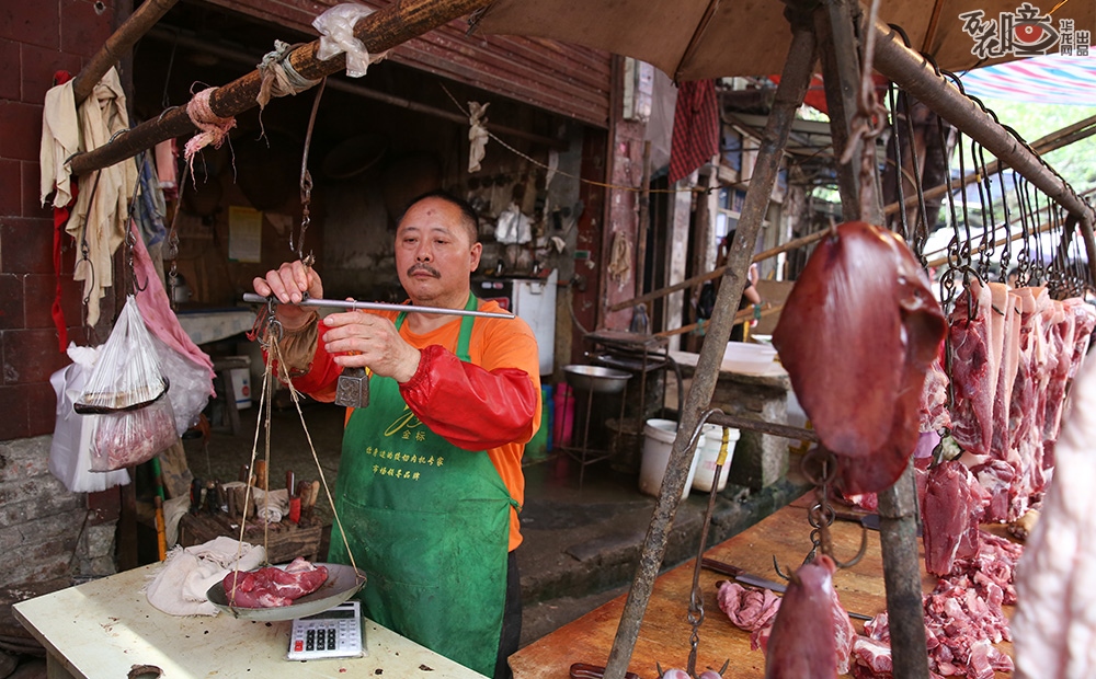 与猪肉打了20几年交道的王云杰已经53岁了，每天的早上6点到晚上6点是他肉铺营业的时间。20年来，王云杰最骄傲的事就是他的猪肉总能卖完，老街上的这个小肉铺给了他们一家实实在在的生活。