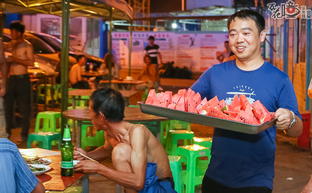 “西瓜来咯！”大大的铁盘上盛着火红的水果，也承载了工友们对这项运动的热情。他们“集资”，买来西瓜、瓜子、啤酒……看球，也得像模像样。