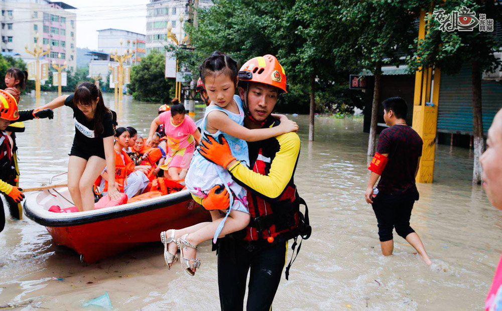 12日，华龙网记者赶到受灾严重的合川区太和镇。现场，消防官兵、民兵和志愿者正在有序组织受困群众疏散转移。