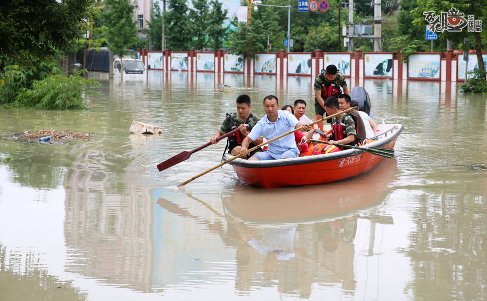 合川太和镇，被洪水所困的群众在民兵和志愿者的帮助下陆续转移，他们大多数选择就近投靠亲友。