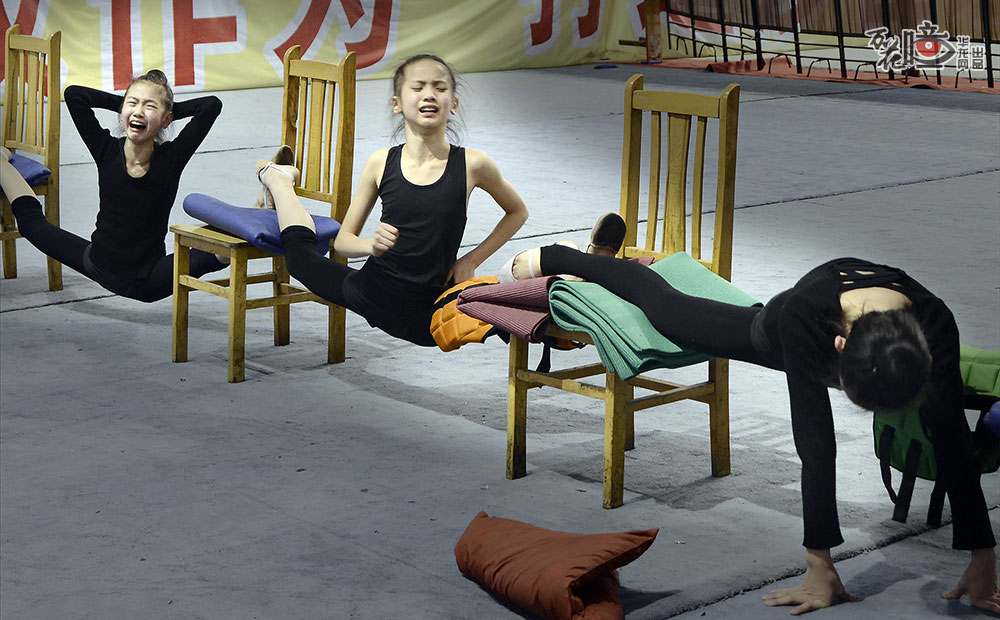 重庆艺术体操项目起步早建队晚。2014年10月，重庆市艺术体操队专业队成立，一个偶然的机会，吴崇顺走近这群怀揣梦想的孩子们。压腰、压腿，为了一个梦，队员们流下的不只是泪水。