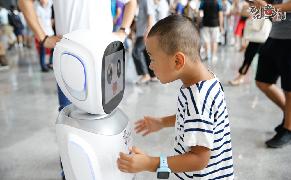 “你好呀”“你好”，在中央大厅，一位小朋友手舞足蹈地和机器人交流着。今天的好奇和疑惑，是否会萌芽成未来的梦想？
