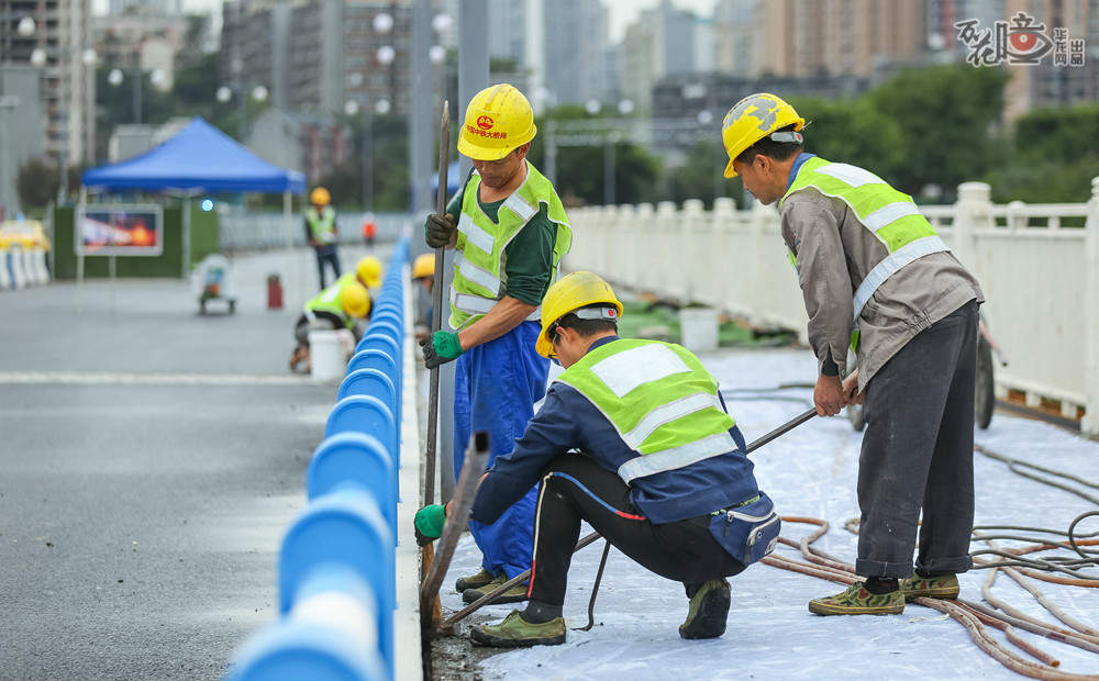 由于近期重庆阴雨绵绵，工人们在没有雨的天气抓紧时间完成剩余的收尾工作。