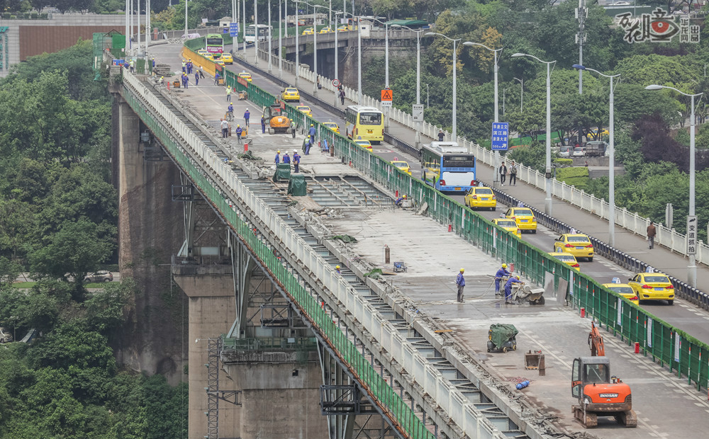 服役至今已有52年的牛角沱嘉陵江大桥，由于存在较多结构病害，今年4月21日起开始封闭整治施工。