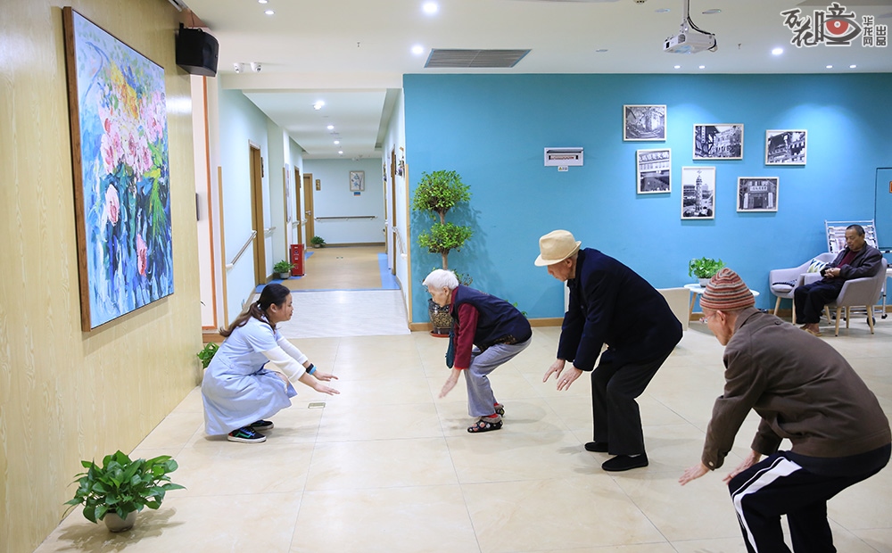 根据《方案》显示，从2018年到2020年，重庆市将计划新建1000个社区养老服务中心，其中重点打造100个市级示范社区养老服务中心。作为重庆社区养老服务“千百工程”首批试点项目，渝中区上清寺街道社区养老服务中心于今年8月1日正式开始提供服务。每天早上9点，老人们都在大厅里和护工一起做早操锻炼身体。