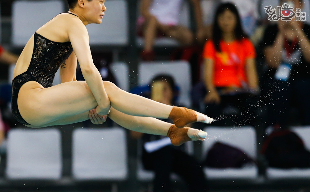 9月20日，2018年全国跳水锦标赛在重庆开幕。重庆籍选手、奥运冠军施廷懋最终获得女子3米跳板比赛金牌，这是她在9月20日预赛上的比赛瞬间。记者 石涛 摄