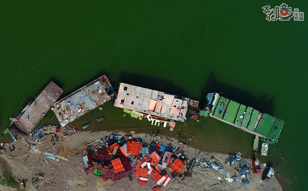8月30日，北碚区对嘉陵江上多艘餐饮船进行整体拆解。无论是拆除还是整改江上餐饮船，都是为给山水城市留住一江碧水。记者 李文科 摄