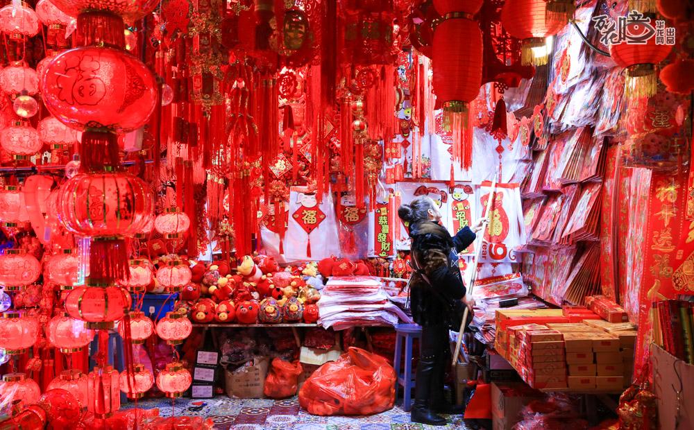 随着农历猪年春节日益临近，中国十大批发市场之一的朝天门批发市场，迎来了年味装饰品销售的旺季。
