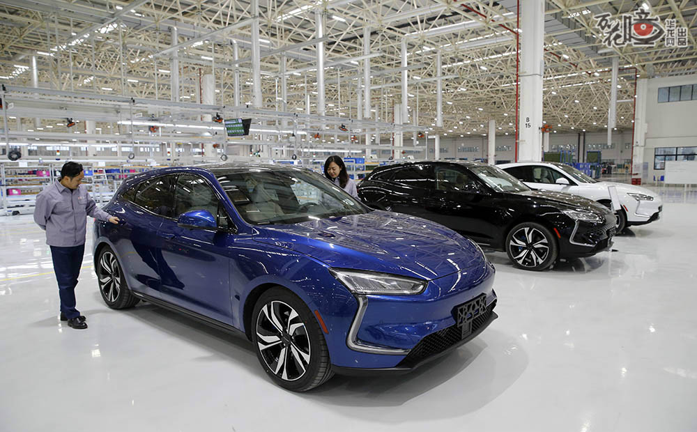 这款蓝色电动SUV是目前重庆产最高端的智能电动汽车，采用自主研发的三电技术打造，采用多电机驱动平台，可实现4秒内加速破百，纯电续航里程达500公里。这款新车还开发了车载式增程平台，续航里程可达1000公里。作为首批搭载阿里Ali OS 2.0智能系统的车型，新车预计将于今年第三季度量产上市。