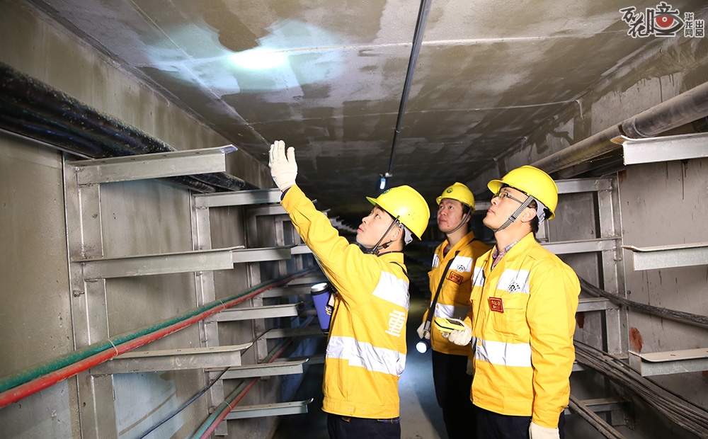 以往人工电缆隧道检修至少需要四个人一组，两人进入隧道用红外线测温仪测试电缆温度是否过高、排查隧道内电缆异常情况，另外两人则守在隧道外负责联络防护工作。