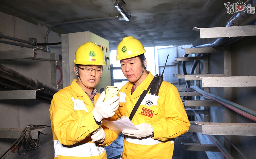 重庆西站电缆隧道长约600米，里面有26根电缆。电缆隧道属于“有限空间作业”的管控范围，电缆隧道内空间狭小，光线不足，有毒、有害气体含量超标，且含氧量少，人工巡检有安全风险。