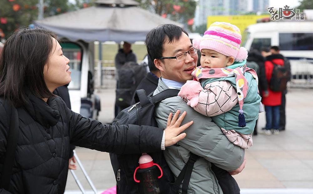 另一头，10个月大的妞妞要跟爸爸一起去湖北，年轻的妈妈希望这条送别女儿的路长一点，再长一点。