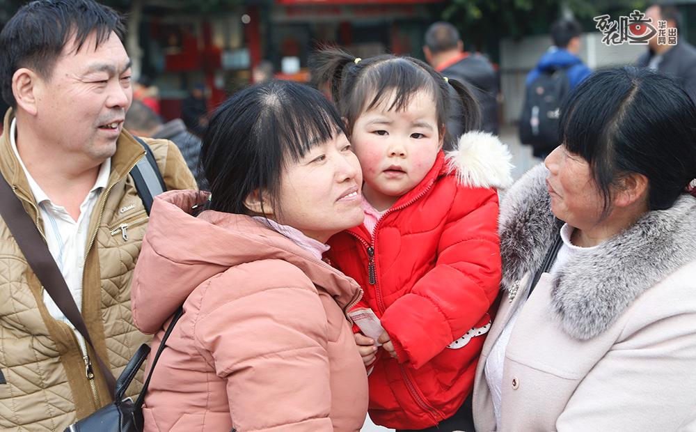 两岁半的姗姗是来送外公外婆的，有限的时间里婆孙俩赶紧贴贴脸。老两口在深圳上班，跟在重庆生活的外孙女只见过三回面，这次来孩子都长高长大了。