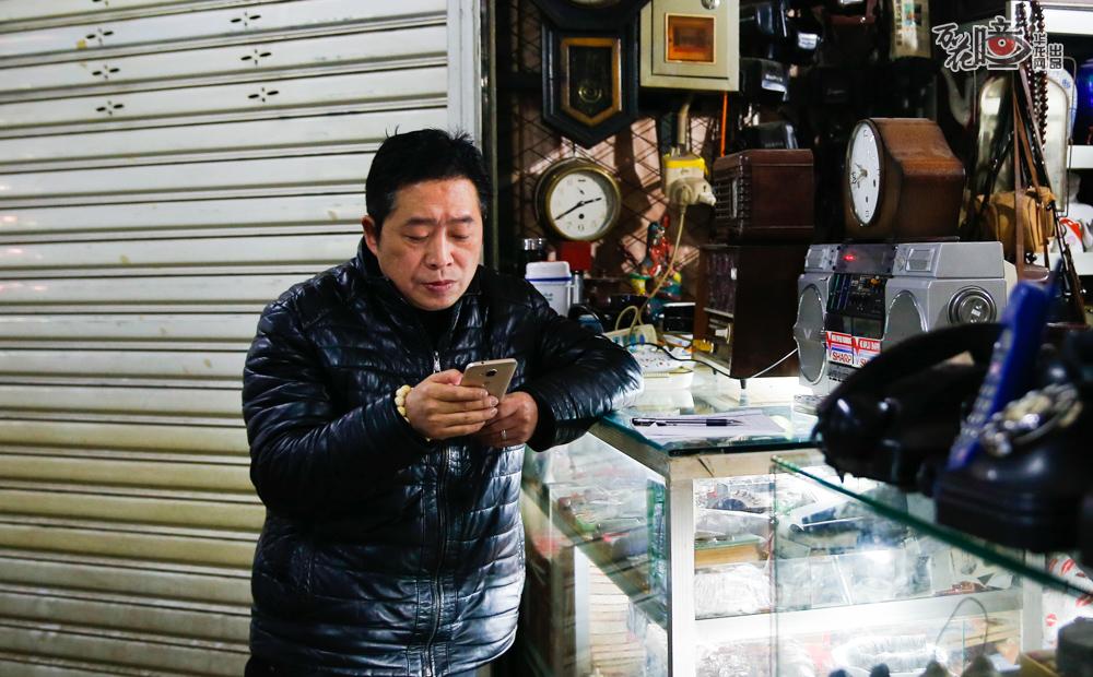 孙建民在中兴路二手交易市场一楼有间小门面，卖些上世纪六十年代到八十年代的老物件，16岁的小店，“麻雀虽小五脏俱全”，在他看来，这些年轻人眼里或许已过时的老物件却是他收藏已久的宝贝，因为每个老物件都藏着独属于自己那个时代的故事。