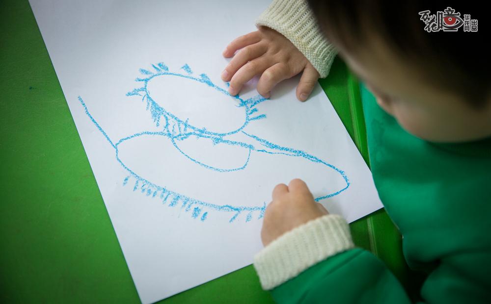 在班里，4岁多的小军最爱画画。尽管你问他，他可能头也不抬没有任何回应，但画到兴起，他会自言自语地高呼“拔萝卜”，对于老师来讲这就是惊喜。