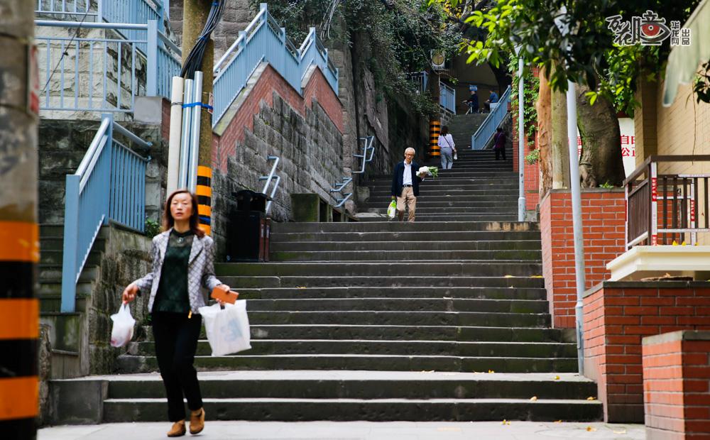 为了让山城步道看得见风景、讲得出故事，重庆市规划和自然资源局在对步道的设计、规划上也下了一番功夫。有些是利用现有街巷，打通断头路，进行理顺整平添设施，尽可能联系到更多居住社区和公交、轨道站点；有些是串联起了重庆的老街老巷老建筑，让巴渝文化、三峡文化和红岩精神内涵在坡坡坎坎的步道上得以呈现。