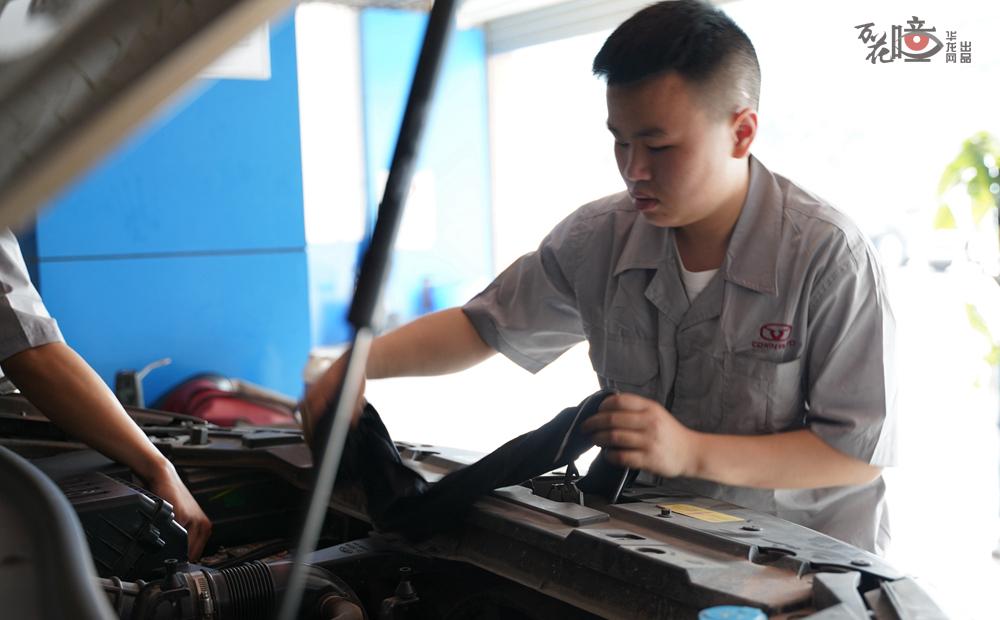 手主人：詹富强，汽车检修员，从业3个月。19岁的詹富强是修车行的一位学徒。这双手里，握着他的梦想，“10年内，开一家属于自己的修车行”。