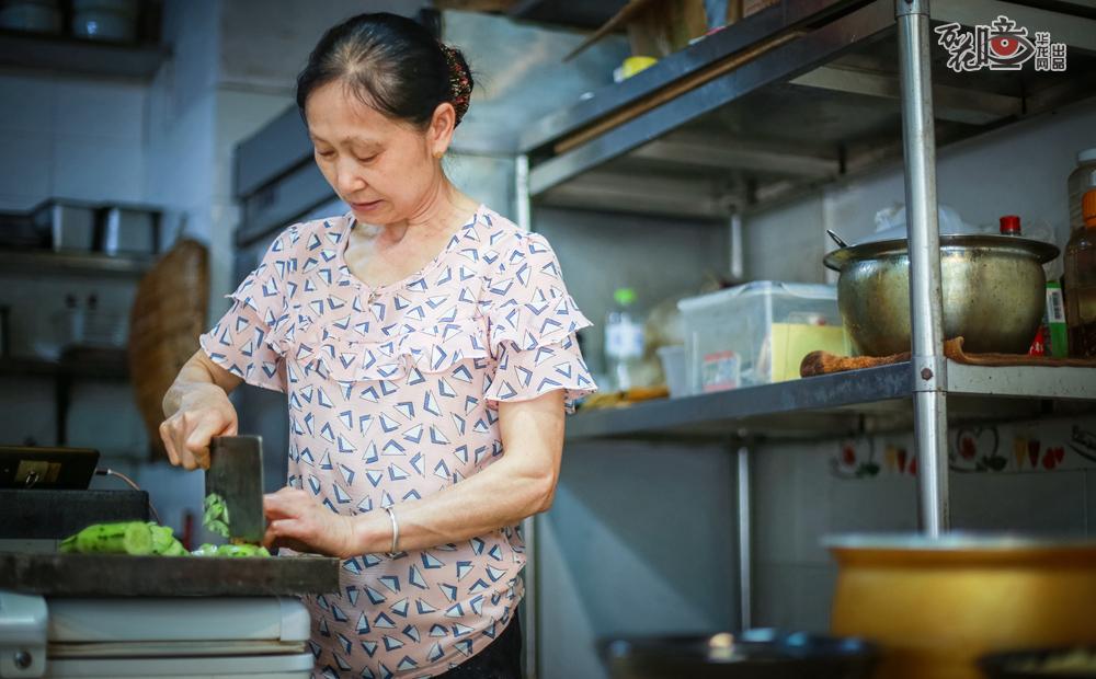 手主人：肖庆（化名），羊肉粉店员工，从业10多年。买菜、切菜、炒菜、打扫卫生……每天工作近15个小时。