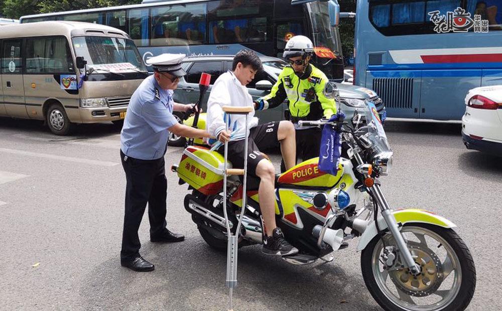 考生腿脚不便，南岸区交巡警支队渝警骁骑直接把他护送到重庆市第十一中学校本部考场。坐着“警车”参加高考，真是又刺激又暖心。
