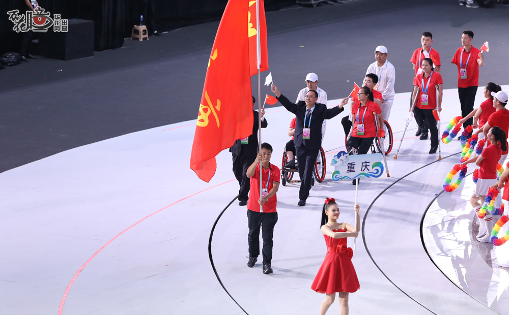 2019年8月25日，全国第十届残疾人运动会暨第七届特殊奥林匹克运动会在天津开幕，在开幕式上，重庆代表队着红衣亮相天津体育馆，队旗飞扬，“战士”们出征啦！