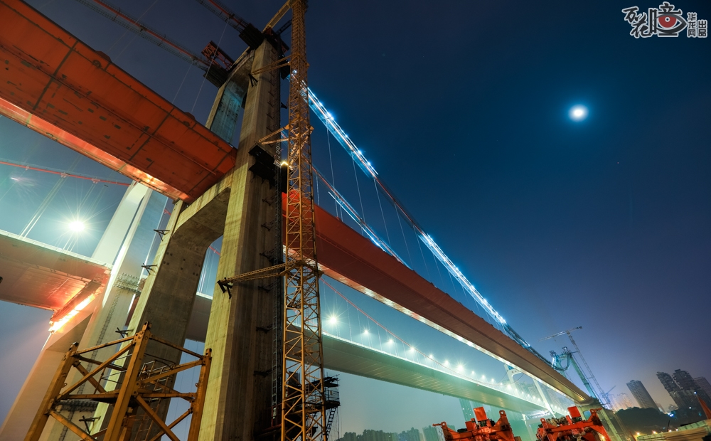 世界最大跨度的自锚式悬索桥——鹅公岩轨道交通专用长江大桥。桥型：双塔自锚式悬索桥。主跨：600米。主桥长：1120米。特点：目前世界最大跨度的自锚式悬索桥，主跨达到600米，其桥轴中心线与老桥桥轴中心相距约70米，结构净距约45米。这样不仅能满足桥梁的使用功能，同时又能与老桥的景观协调一致。