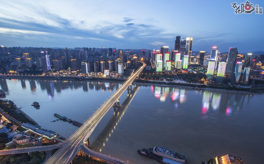 重庆市范围内公路、铁路、市政桥梁共计14267座，其中跨江大桥因桥梁数量多、桥梁规模大、桥梁技术水平高、桥梁多样化、桥梁影响力强等特点，2005年被茅以升桥梁委员会年会正式认定为中国“桥都”，拥有多项世界第一的记录。