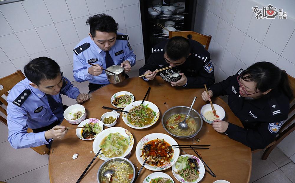 下午五点，龚禄枫和齐泽翔与同事们围坐在一起吃饭。再过一会儿就是游客们集中登船的时间，他们得继续完成巡逻任务。