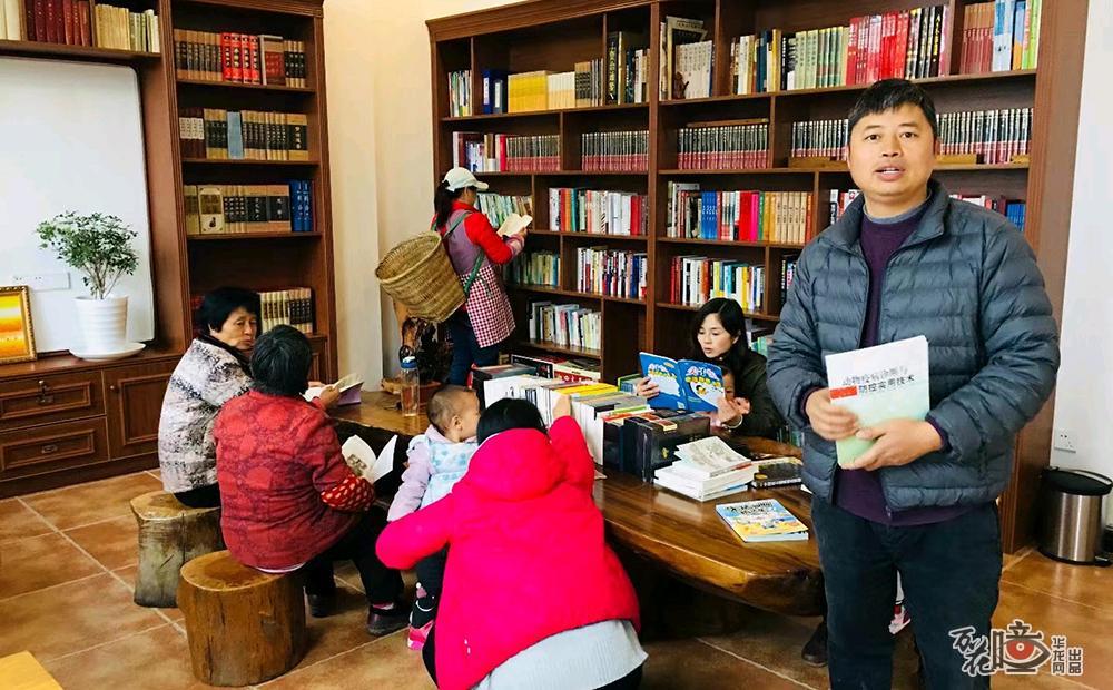 莫英茂给书院建成的第一间书屋取名“乡村振兴”，目前书屋藏书达17000余册，免费供村民借阅。 让他欣喜的是，越来越多的村民开始带着孩子来到书屋“淘宝”，有时一坐就是大半天。