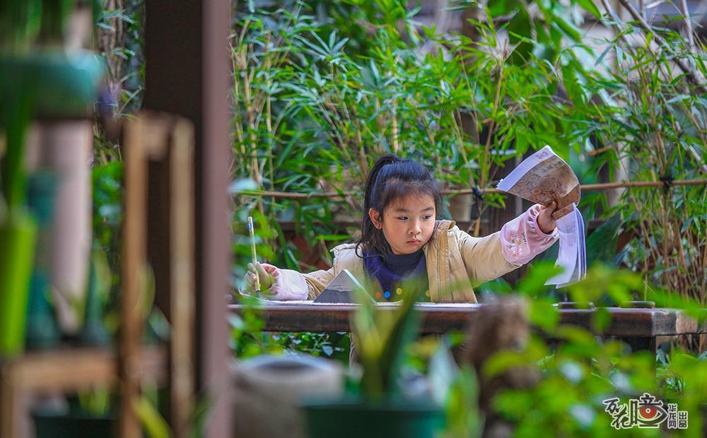 堆积肥料、做木工花器、修枝整形……种上满园的花，看着女儿在树下读书，在花丛中奔跑，也成为潘俊峰和妻子最幸福的时刻。