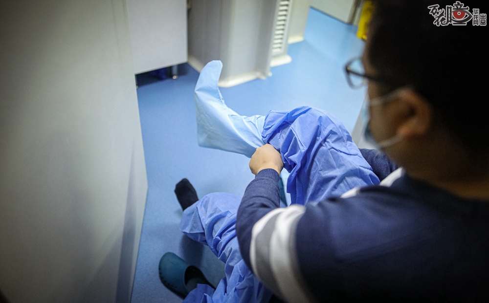12月18日，在重庆大学附属肿瘤医院核医学科负一层，医生唐森林的工作间就在这里。铅衣、铅围脖、铅帽……唐森林每天到岗的第一件事，就是穿上那些沉重的工作服。入职5年了，每天穿着近20斤的铅衣工作已成常态。“在我们这里，哪怕是女性医护人员也要穿着铅衣。”唐森林说话语速缓慢，性子温和，但却对自己和同事工作时的规范操作情况十分重视，毕竟，他们每天打交道的是伽马射线带来的辐射。