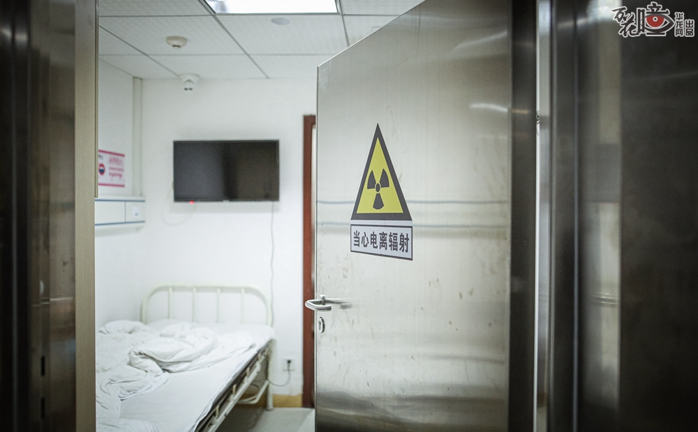 在重庆大学附属肿瘤医院核医学科，为了尽量阻拦射线，科室内随处可见铅制的门、注射台、垃圾桶，医护人员在接近患者时也要穿上“铅衣”。此外，在入口处也醒目写着“孕妇禁止入内”，不少门上也张贴着“当心电离辐射”的标语，每一个细节仿佛都在无声地提醒着射线的“威力”。而在如同“枪林弹雨”的伤害中，如唐森林一般的医护人员们却仍然每天都选择穿上铅衣，在射线中救死扶伤。
